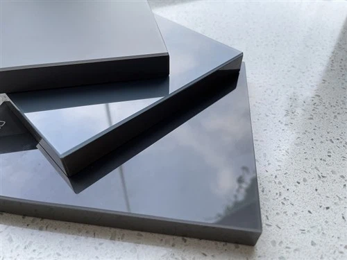 Стеклянные двери кухонного шкафа